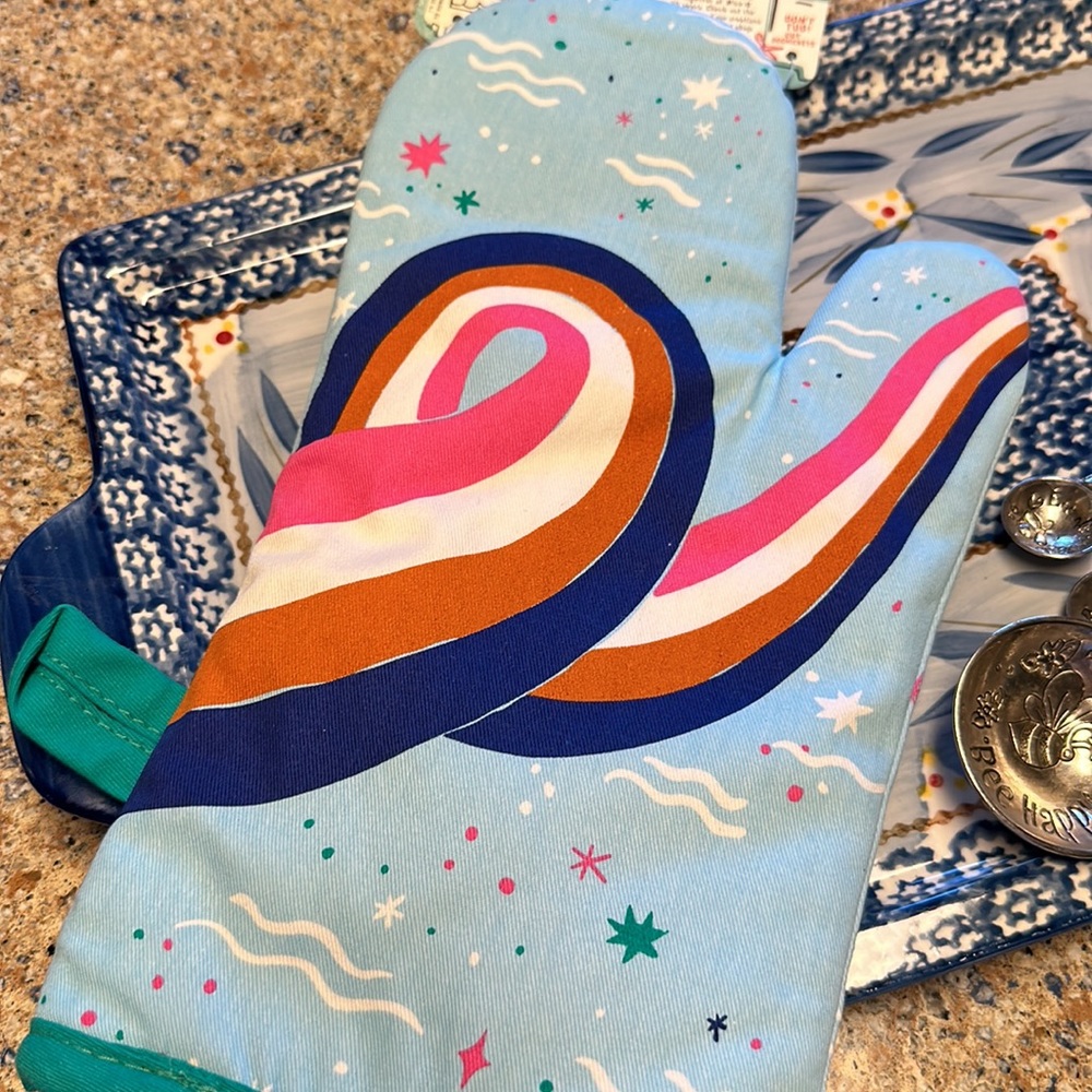 NIP Blue Q Fantasy Fan Pack Mer-Mazing Oven Mitt & Special Unicorn Socks - Picture 6 of 13